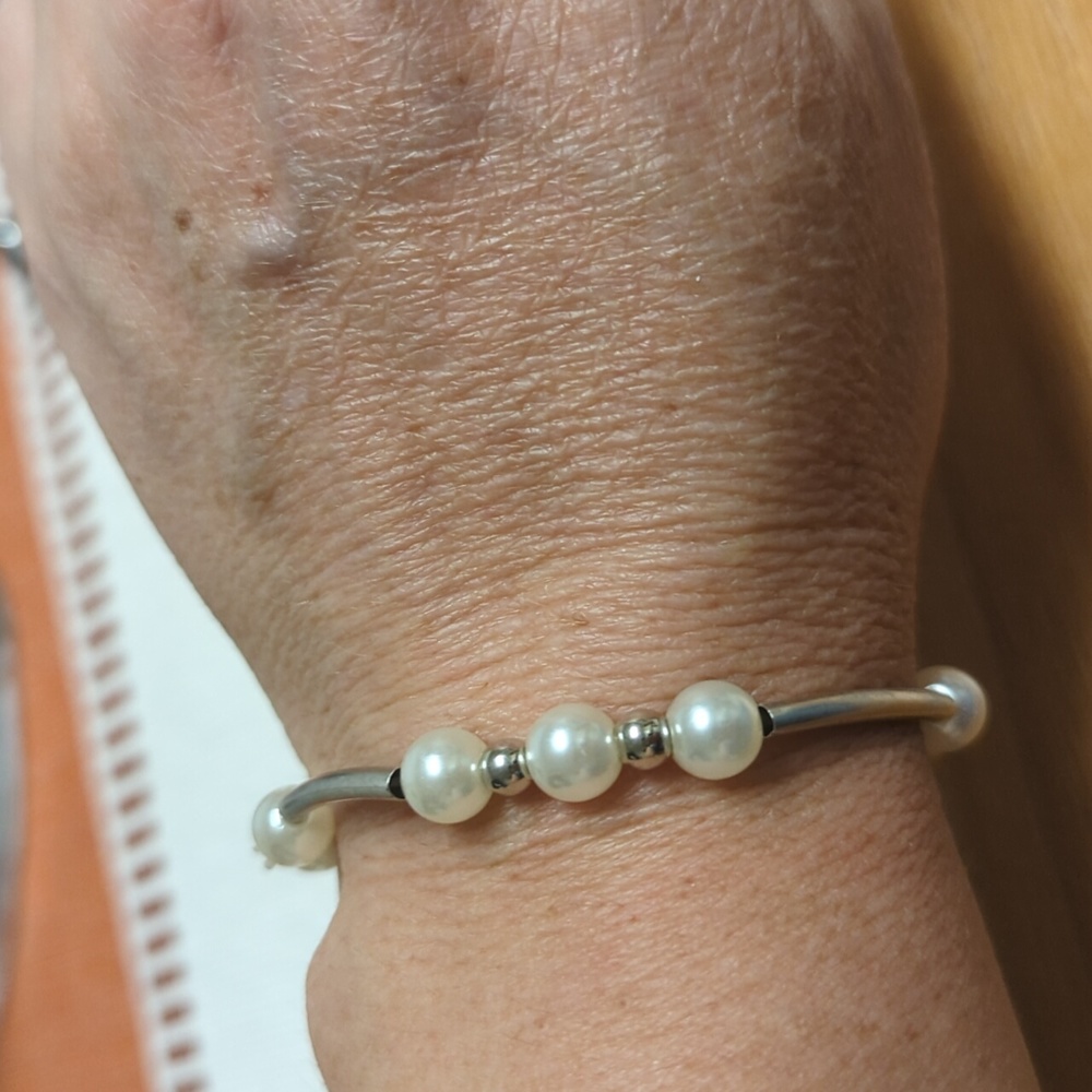 Pearl and silver stretchy bracelet